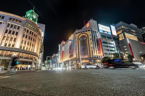 人と車が行き交う銀座の交差点 人と車が行き交う銀座の交差点 銀座,商業施設,繁華街の写真素材