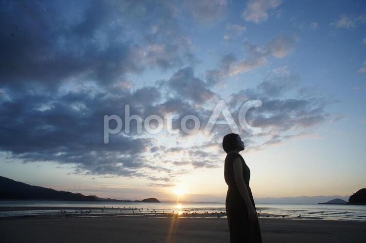 夕日と女の子のシルエット 暗い,青,夕陽の写真素材