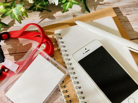 オフィスの机の上（IDカードとスマホ） 仕事,ビジネス,スマホの写真素材