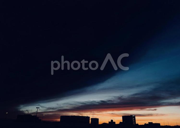 黒とオレンジの夕日 夕日,夕焼け,日の入りの写真素材