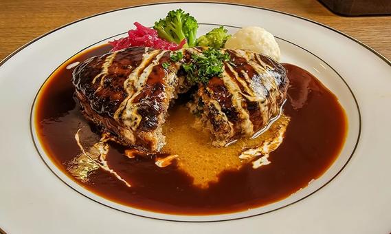 ふっくらとして肉汁たっぷりのハンバーグ ふっくらとして肉汁たっぷりのハンバーグ ハンバーグ,ハンバーグクテーキ,ランチの写真素材