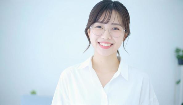 清潔感のあるカメラ目線の女性 清潔感のあるカメラ目線の女性の写真