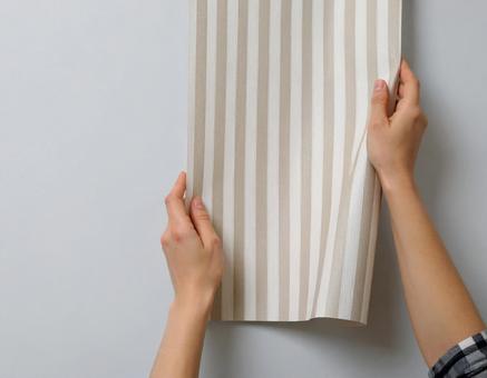 布を壁に沿わせる手 布を壁に沿わせる手の写真
