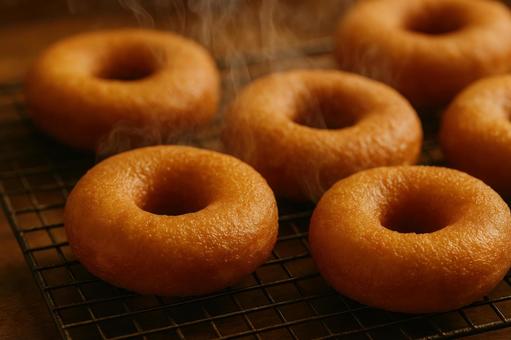 焼き立ての香ばしいリングドーナツの写真