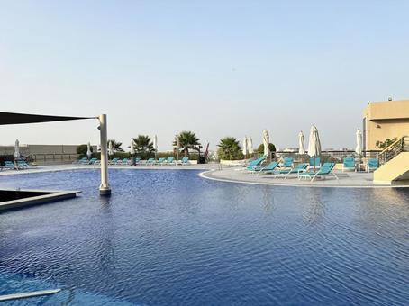 海外リゾートプールと青空 海外リゾートプールと青空の写真