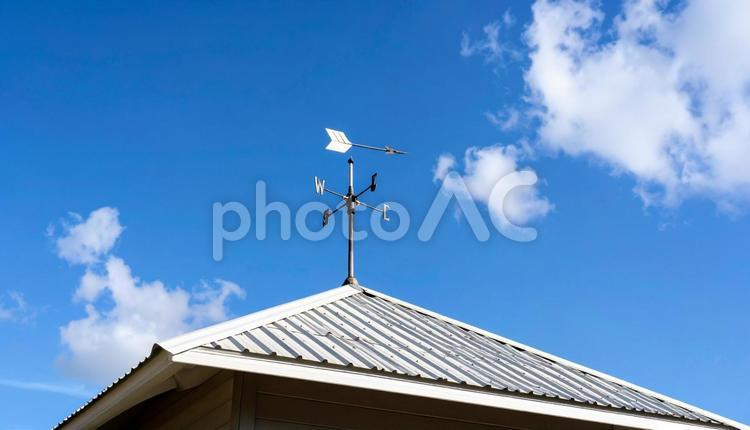 青空と風見鶏が立つ屋根 青空,風見鶏,ホームの写真素材