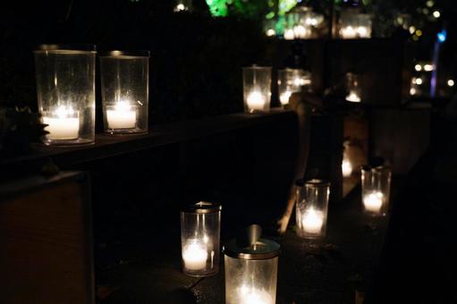 キャンドルが並ぶ静かな夜 キャンドル,ランタン,炎の写真素材