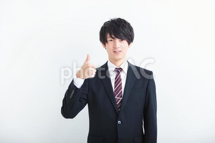 スーツを着てグットサインをする男性　 スーツ,男性,ビジネスの写真素材