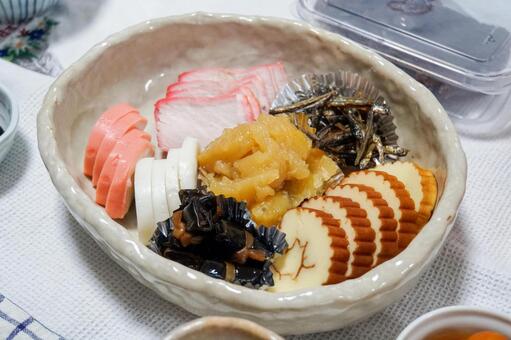 陶器のお皿に盛られた食卓のおせち料理 おせち,料理,和食の写真素材