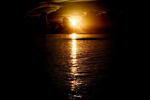 <五島の風景>夜明けの海から登る太陽 <五島の風景>夜明けの海から登る太陽の写真