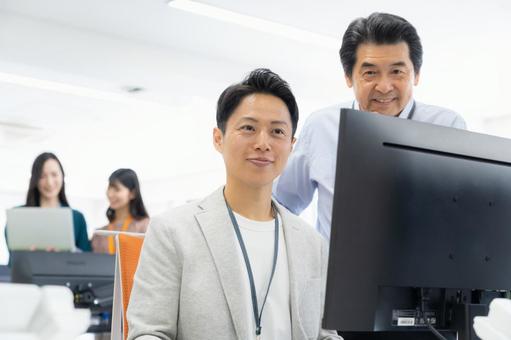 オフィスで働く男女のエンジニア オフィスで働く男女のエンジニア 会議,ビジネス,エンジニアの写真素材