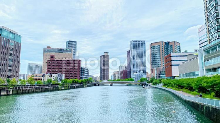 川沿いの都会の街並みビル群 ビル,ビル群,高層の写真素材
