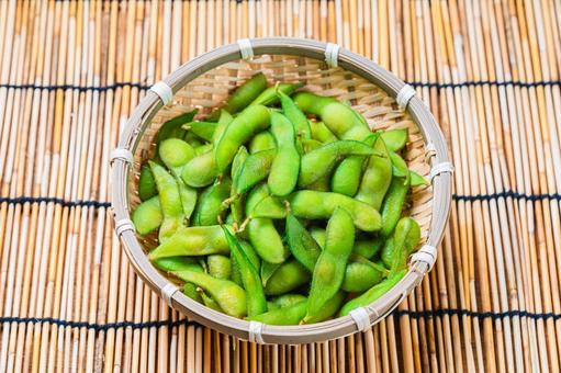 竹すだれと枝豆盛り 竹すだれと枝豆盛り 枝豆,竹ざる,竹すだれの写真素材