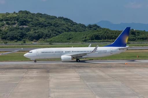 澄んだ夏空の長崎空港の航空シーン 澄んだ夏空の長崎空港の航空シーン 飛行機,航空機,旅客機の写真素材
