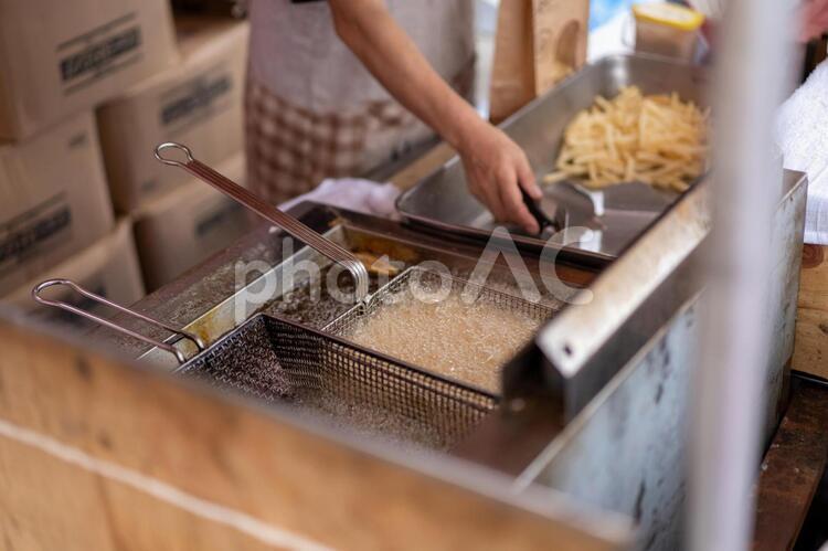 フライドポテトを揚げる フライドポテト,ポテトフライ,ポテトの写真素材