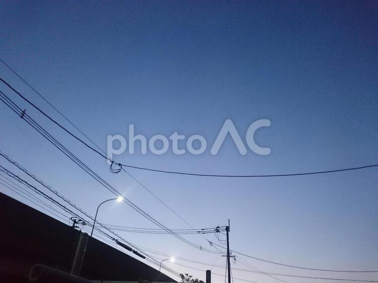 夕暮れと電線  エネルギー,パワー,交通機関の写真素材