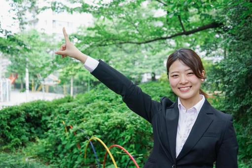 屋外で指をさすビジネスウーマン 屋外で指をさすビジネスウーマン フレッシュマン,かわいい,ポイントの写真素材