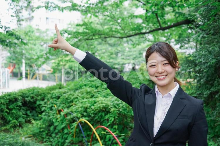 屋外で指をさすビジネスウーマン フレッシュマン,かわいい,ポイントの写真素材