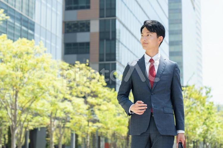 オフィス街を歩くビジネスマン ビジネスマン,営業,ビジネスの写真素材