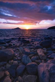 海岸沿いから眺める夕暮れ 海岸沿いから眺める夕暮れの写真