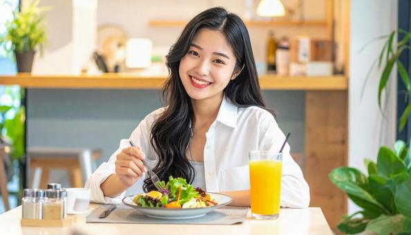 カフェでランチを楽しむ笑顔の日本人女性 カフェでランチを楽しむ笑顔の日本人女性の写真