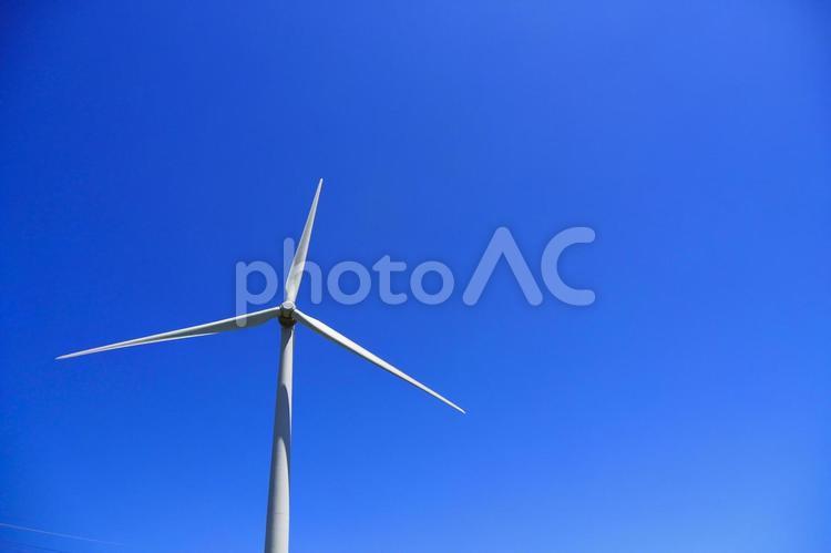 青空と風力発電の再生可能エネルギーイメージ 風力発電,風力,テキストスペースの写真素材