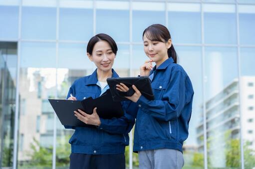 ビルメンテナンスする女性エンジニア 不動産,エンジニア,建築の写真素材