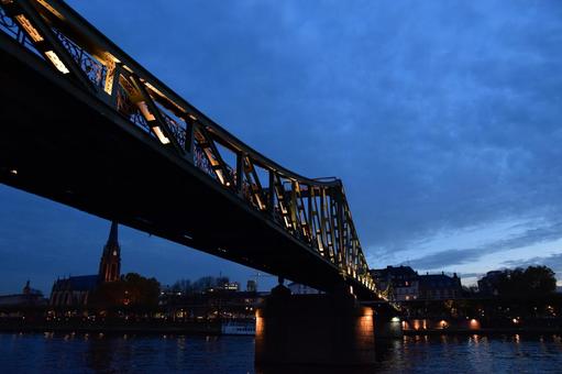フランクフルトの夜景、橋のライトアップ﻿ フランクフルト,ドイツ,ヨーロッパの写真素材