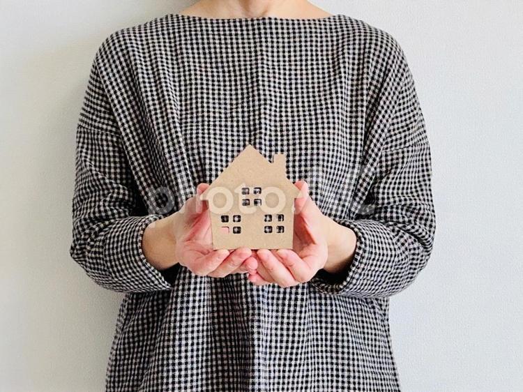 家の模型を持った女性（マイホーム・家計） マイホーム,女性,家庭の写真素材