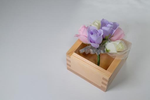 造花のバラが挿された木製の枡 枡,バラ,花の写真素材