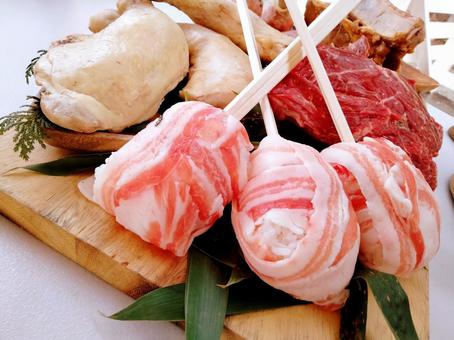 BBQの肉巻きおにぎりやチキン BBQの肉巻きおにぎりやチキン バーベキュー,食材,肉の写真素材