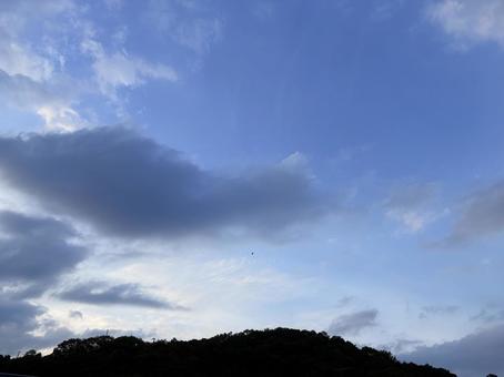 夕暮れの夏空と流れる雲 夕暮れの夏空と流れる雲の写真