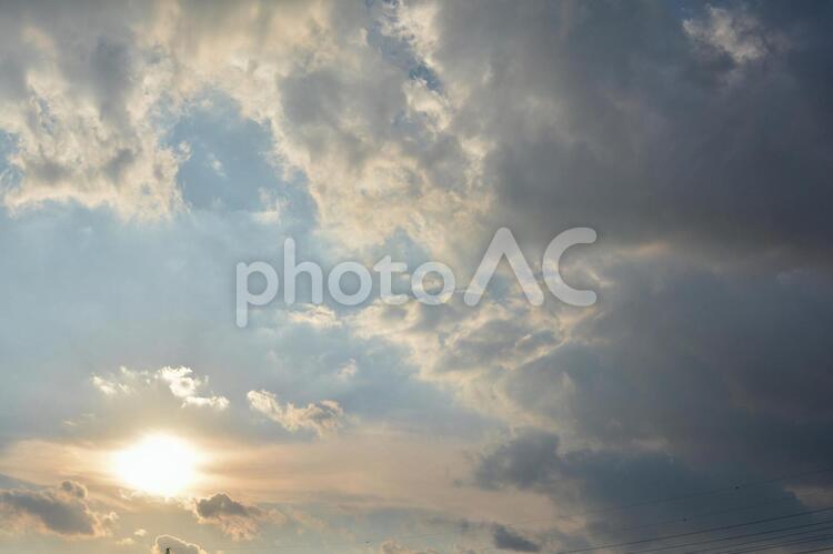 夕方の空とわずかに映る電線 夕方,夕焼け,空の写真素材