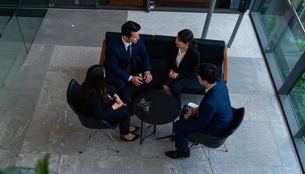 会話するビジネスマンとビジネスウーマン 会話するビジネスマンとビジネスウーマンの写真