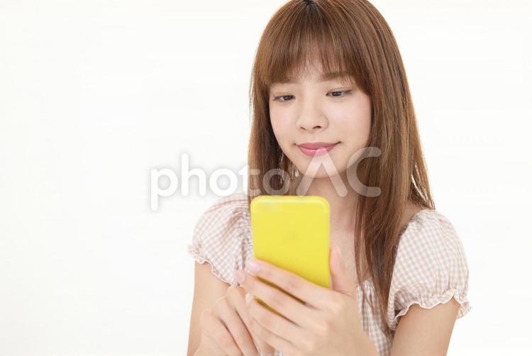 スマートフォンを持つ女性 スマホ,スマートフォン,アイフォンの写真素材