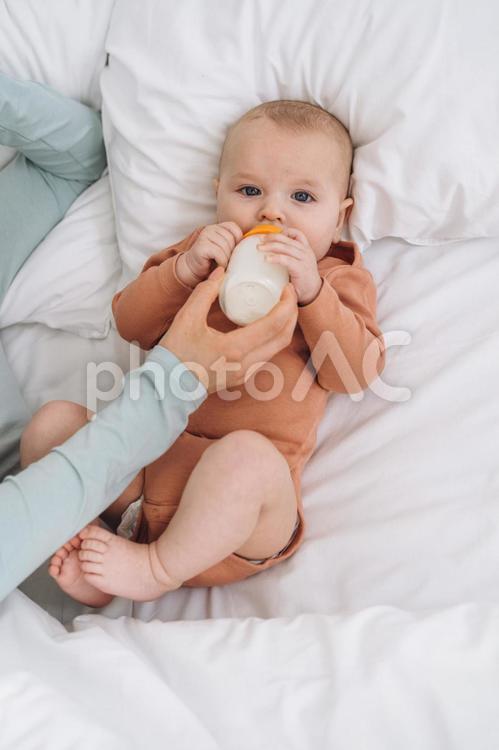 カメラ目線でミルクを飲む赤ちゃん 赤ちゃん,飲む,ミルクの写真素材