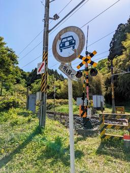 田舎の線路と色褪せた道路標識 田舎の線路と色褪せた道路標識 道路標識,補助標識,二輪以外通行止めの写真素材