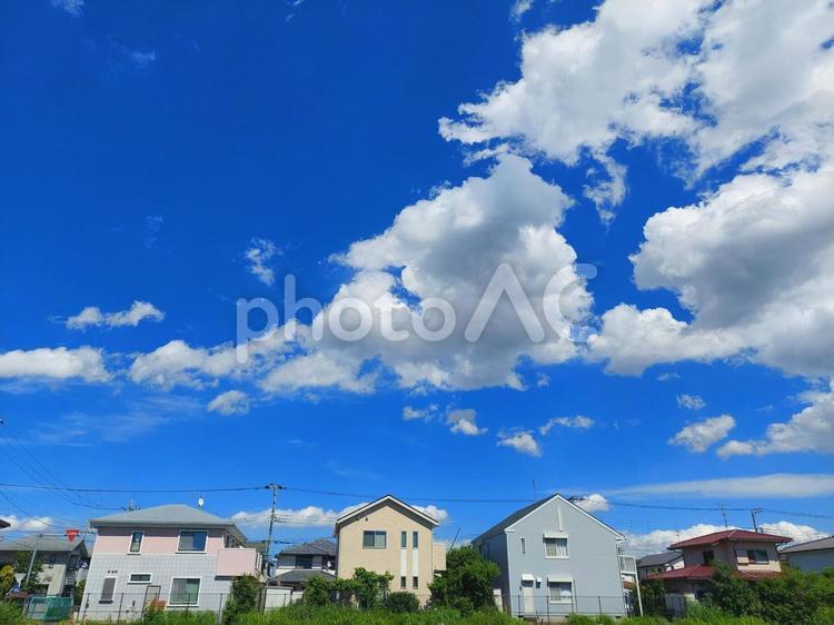 住宅街と青空 春,初夏,夏の写真素材