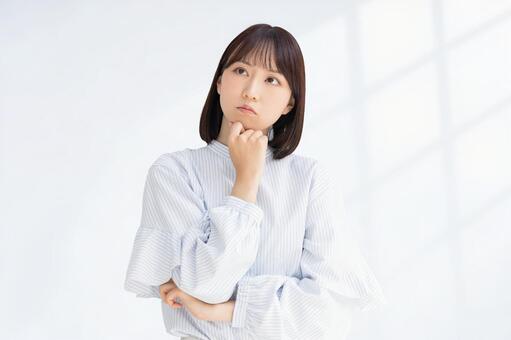 考えごとをする女性・ビジネスウーマン 女性,人物,考えるの写真素材