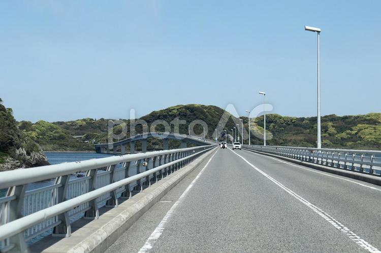 車窓からの角島大橋：山口県 角島大橋,山口県,青空の写真素材