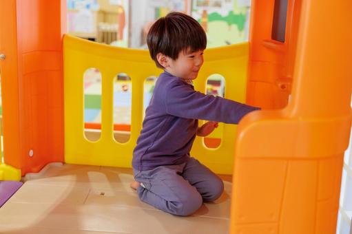 室内遊具で遊ぶ男の子 室内遊具で遊ぶ男の子の写真