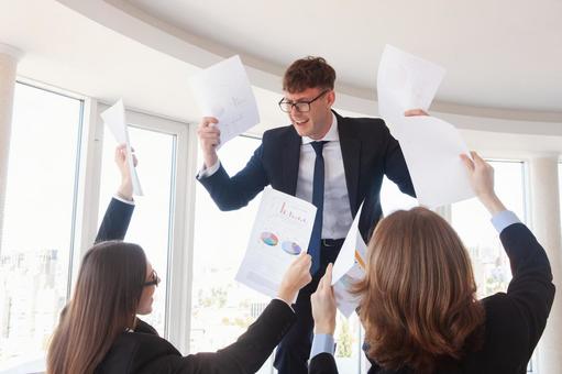 書類を持ち喜ぶ外国人男女 男性,男女,外国人の写真素材