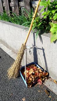 落ち葉とほうき 落ち葉,秋,掃除の写真素材