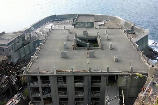廃墟と化した軍艦島の集合住宅 廃墟と化した軍艦島の集合住宅 軍艦島,端島,廃墟の写真素材