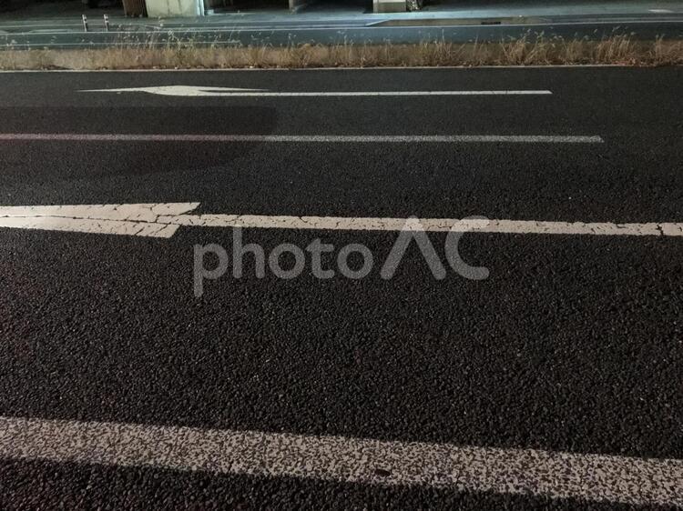 夜のアスファルト アスファルト,何人もありません,道路の写真素材