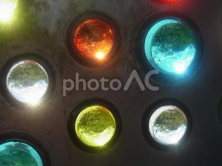 壁に穿ちこまれたビー玉を通して見る外の世界【接写】 ビー玉,ガラス玉,カラフルの写真素材