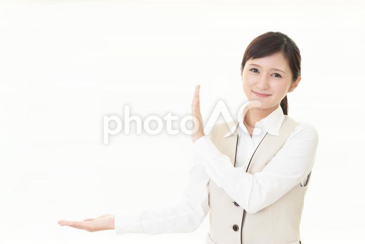 掌を見せる笑顔のビジネスウーマン 女性,ビジネスウーマン,女の写真素材