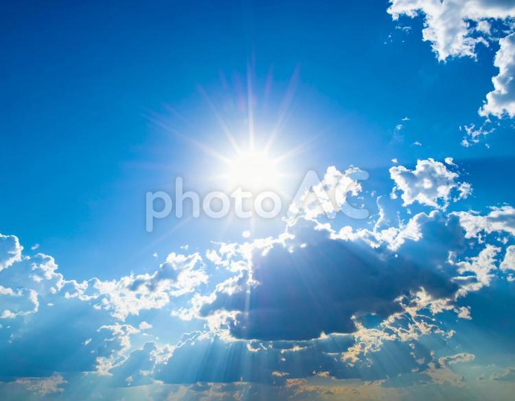 よく晴れた青空と白い雲と太陽 空,青空,太陽の写真素材