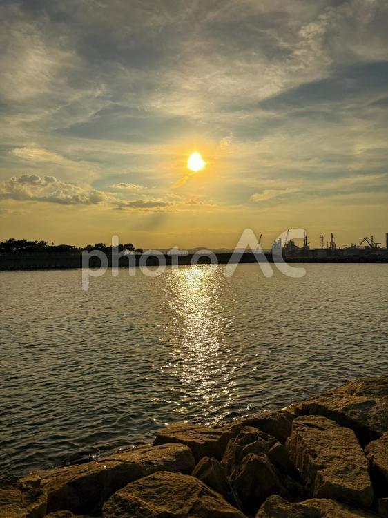 海の工業地帯に沈む夕日 海の工業地帯に沈む夕日 海,夕焼け,夕方の写真素材
