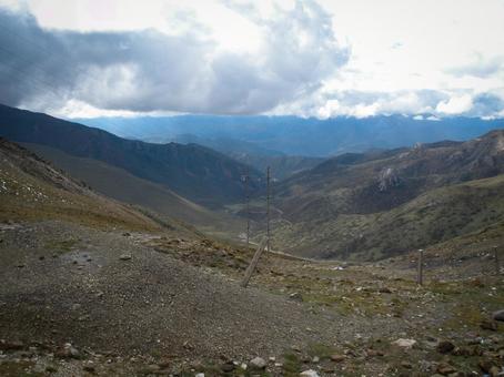 新疆の山岳地帯と雲が広がる雄大な風景 新疆の山岳地帯と雲が広がる雄大な風景 新疆,山岳,雲の写真素材